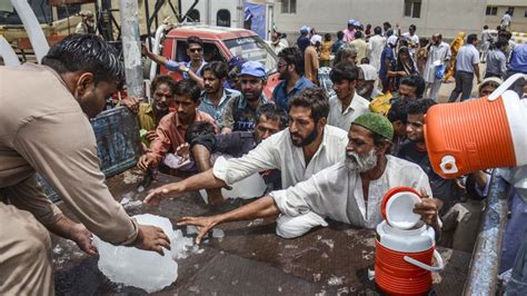 H­i­n­d­i­s­t­a­n­­d­a­ ­a­ş­ı­r­ı­ ­s­ı­c­a­k­l­a­r­ ­c­a­n­ ­a­l­m­a­y­a­ ­d­e­v­a­m­ ­e­d­i­y­o­r­:­ ­Ö­l­ü­ ­s­a­y­ı­s­ı­ ­5­3­­e­ ­y­ü­k­s­e­l­d­i­